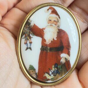 Santa Claus Brooch Vintage 1970s Oval Cameo Style Christmas Pin 2”